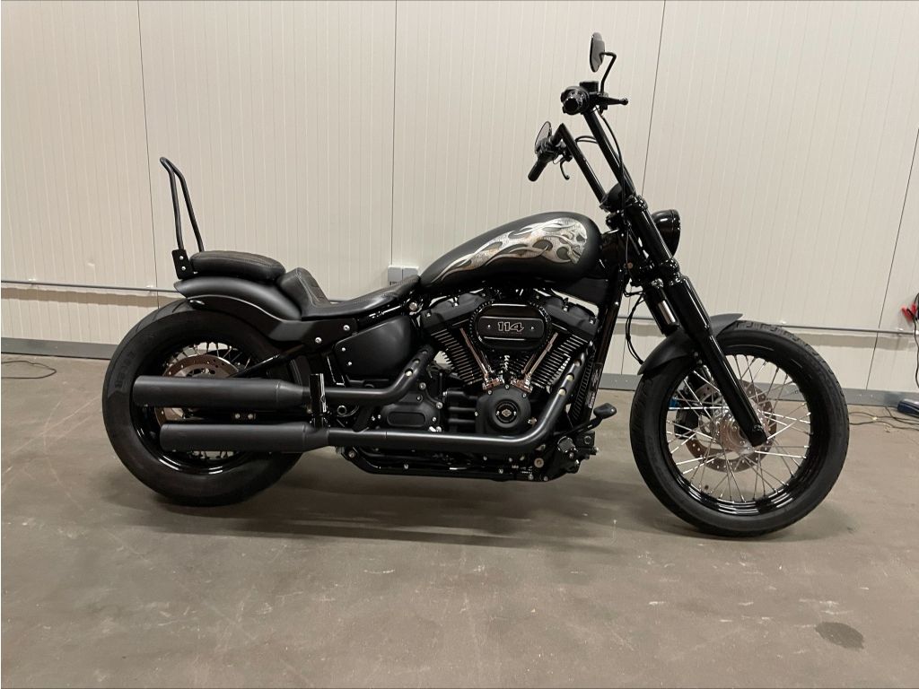  SOFTAIL FXBBS STREET BOB '' SPECIAL '' MET ELEKTRONISCH REGELBARE UITLAAT