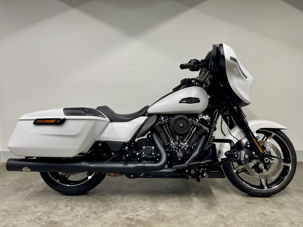  TOURING FLHX STREET GLIDE MET ELEKTRONISCH REGELBAAR UITLAATSYSTEEM