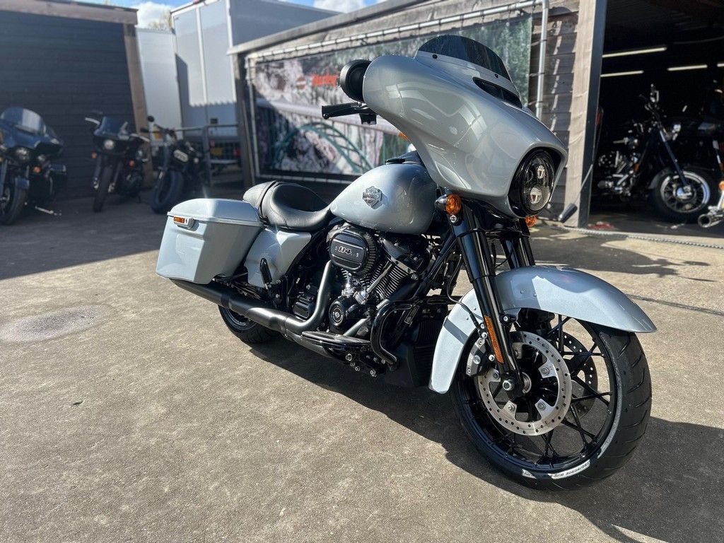  FLHXS STREET GLIDE SPECIAL Solid Colour Blacked Out